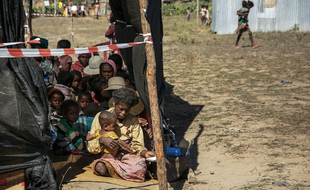Des personnes attendent d'être consultés par le personnel médical de Médecins Sans Frontières (MSF) dans le village de Tanarake, à Madagascar le 1er septembre 2021. Depuis juin 2021, MSF a mis en place plusieurs cliniques mobiles pour traiter les cas les plus graves de malnutrition dans le pays.