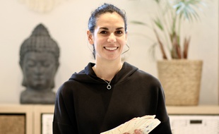 Cette prof de yoga bordelaise sort un jeu de cartes pour enfants pour apprendre les postures en s'amusant