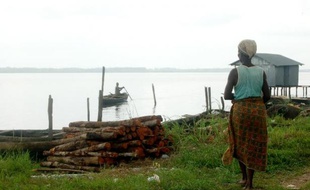 Quarante-deux personnes sont mortes et une centaine ont disparu vendredi dans le chavirement d'un bateau surchargé dans le fleuve Niger, au centre du Nigeria, a annoncé samedi l'agence de secours locale.