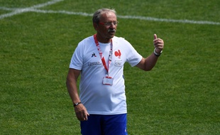Le sélectionneur du XV de France Jacques Brunel à l'entraînement à Marcoussis, le 11 juillet 2019.