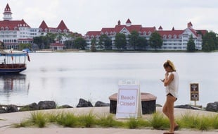 Des panneaux indiquant la fermeture des plages ont été installés à Disney World, en Floride