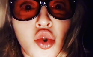 Madonna nous envoie un baiser, ou une grimace?