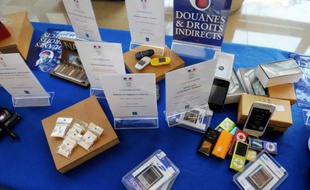 Des saisies de contrefaçons exposées avant destruction, au ministère de l'Économie, à Paris, le 12 mars 2014