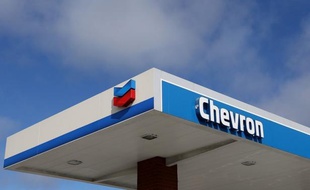 Le groupe pétrolier américain Chevron a vu son bénéfice net et son chiffre d'affaires reculer l'année dernière, sur fond de baisse de sa production et des prix moyens du gaz et du pétrole, selon des résultats publiés vendredi.