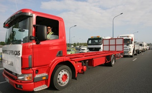 Banderole "Le transport routier en danger de mort."
Manifestation et barrage filtrant sur le peripherique de Toulouse des routiers du syndicat FNTR contre la hausse du prix du gazole.