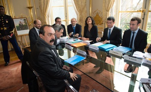 Philippe Martinez en face de membres du gouvernement en janvier 2016 lors d'une réunion de négociation.
