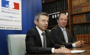 Le procureur de Perpignan Achille Kiriakides (G), aux côtés du directeur départemental de la Sûreté Yannick Janas (D) lors d'une conférence de presse à Perpignan le 5 janvier 2016