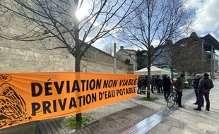 Manifestation des opposants à la déviation du Taillan, lors de l'audience en référé le 12février 2020.