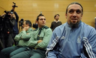 Le procès de Santos Mirasierra, le supporteur marseillais qui risque huit ans de prison pour violence présumée envers des policiers lors du match Atletico Madrid-Olympique de Marseille du 1er octobre en Ligue des champions, a débuté mercredi à Madrid, a constaté l'AFP.