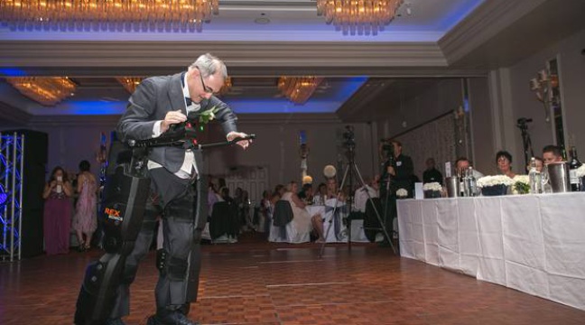 Le père tétraplégique de la mariée se lève pour le discours