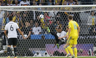 Jerome Boateng sauve un but lors d'Allemagne-Ukraine le 12 juin 2016.