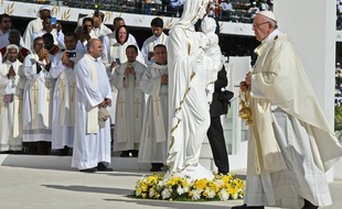 Le pape François célèbre une messe devant 170.000 catholiques dans un stade d'Abou Dabi, le 5 février 2019.