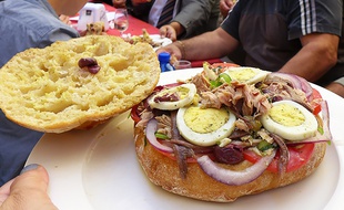 A Nice, le pan bagnat fait même l'objet d'un championnat du monde
