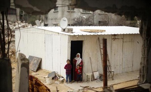 Une famille palestinienne dans un abri de fortune le 25 février 2015 à Beit Hanon à Gaza