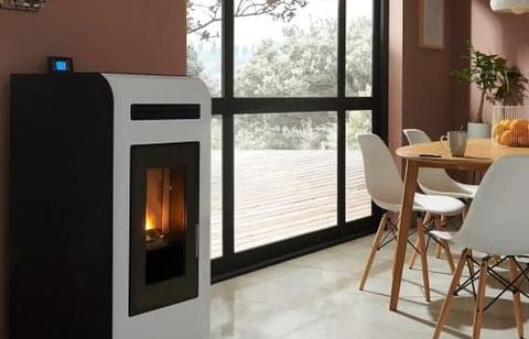 Chauffez votre maison pour moins cher cet hiver : -400 € sur ce poêle à granulés chez Castorama