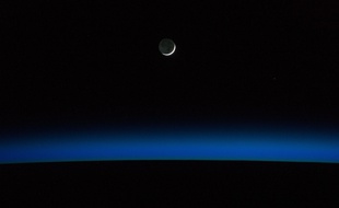 Un croissant de Lune vu depuis la Station spatiale internationale.
