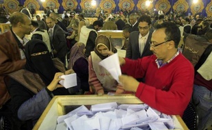 Les islamistes égyptiens, réprimés sous le régime de Hosni Moubarak, semblaient se diriger mercredi vers une victoire lors la première phase des législatives marquant le coup d'envoi de la transition vers la démocratie dans le pays arabe le plus peuplé.
