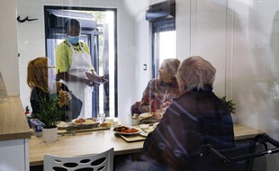 Une visite familiale dans un Ehpad, dans le respect des gestes barrière.