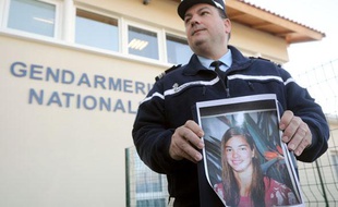 L'officier de communication des pays de Loire montre la photo de Laëtitia, une jeune femme de 18 ans disparue à Pornic (Loire-Atlantique), le 20 janvier 2010.