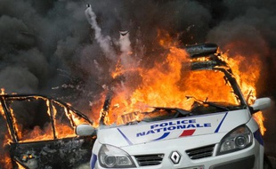 Une voiture de police incendiée par des manifestants anti-police à Paris, le 18 mai 2016