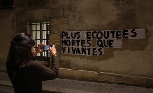 Un collage féministe à Paris, illustration