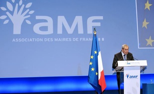 Le président de l'Association des maires de France (AMF) Jacques Pelissard, le 24 novembre 2011 lors d'un congrès Porte de Versailles.
