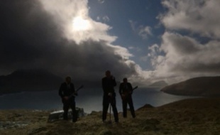 Les musiciens du groupe local Hamferð ont profité de l'éclipse solaire pour tourner le clip vidéo de leur chanson “Deyðir Varðar”, dos au soleil peu à peu mangé par la lune.