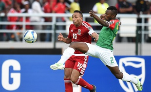 Le défenseur du Burkina Faso Steeve Yago (en vert) lors d'un match de Coupe d'Afrique des Nations face à la Guinée Equatoriale, le pays hôte, le 21 janvier 2015 à Bata.