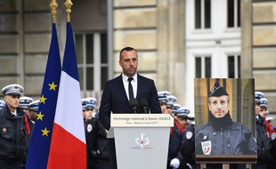 Etienne, le compagnon de Xavier Jugelé, policier tué lors de l'attentat des Champs-Elysées a rendu un hommage vibrant à son partenaire.