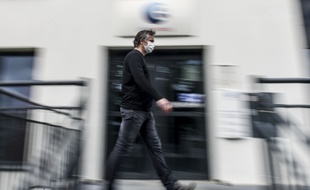 Un homme devant une agence de Pôle emploi, ici à Nantes, durant la période de confinement (Illustration).