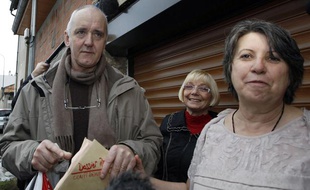 Dany Leprince et sa femme Béatrice (à droite) à Marmande (Lot-et-Garonne), après sa libération conditionnelle, le 19 octobre 2012