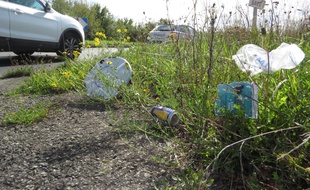 Des déchets au bord de la route, porte de Rezé
