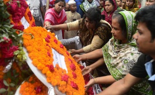 Des proches des victimes du Rana Plaza au Bangladesh commémorent le 24 avril 2015 le deuxième anniversaire de la catastrophe à Savir, près de Dhaka
