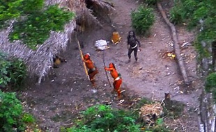 Photographie d'une des dernières tribus d'indiens vivant sans aucun contact avec le monde extérieur, en Amazonie brésilienne près de la frontière péruvienne.