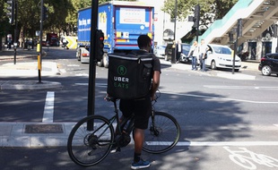 Illustration livreur Uber Eats.