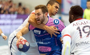 Le Cessonnais Romain Briffe, aux prises avec les Parisiens Narcisse et Abalo, lors de la demi-finale de Coupe de France du 3 avril 2016.