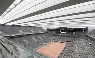 Le court Philippe-Chatrier à Roland-Garros dispose désormais d'un toit.