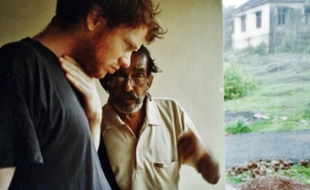 Le musicien lyonnais Cédric de la Chapelle a rencontré Slow Joe sur une plage de Goa, en Inde, à l'été 2007.