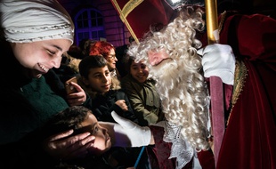 Saint-Nicolas défile souvent avant le Père Fouettard et récompensent les enfants qui ont été gentils.