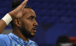 Dimitri Payet fête son but face à Lyon, juste avant d'être expulsé.