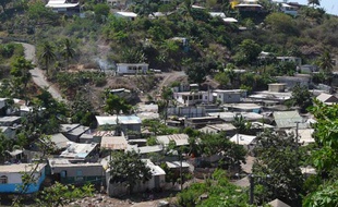Des logements de fortune à Majicavo Koropa, sur l’île de Mayotte, le 27 octobre 2011.