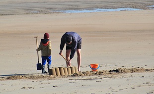 Un père et son fils sur la plage