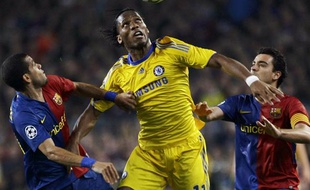 Seul sur le front de l'attaque londonienne, Didier Drogba bataille avec Daniel Alves et Xavi, le 28 avril 2009 au Camp Nou.
