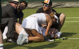 Sorana Cirstea vient au chevet de son adversaire Bethanie Mattek-Sands après sa grave blessure à Wimbledon.