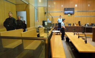 Les témoignages à charge se succèdent au procès de l'ancien "faux taxi" Bruno Cholet, qui continue de se dire étranger au meurtre de la jeune Suédoise Susanna Zetterberg en avril 2008 à Paris et s'est déclaré vendredi victime d'un complot policier.