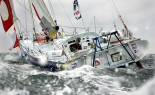 Un concurrent du Vendée Globe aux prises avec les éléments