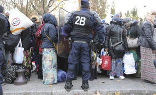 Un camp de migrants est évacué à proximité de la station de métro Stalingrad, à Paris, en novembre 2016.