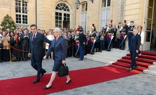 François Fillon, Premier ministre depuis 2007, et son épouse, ont quitté mercredi matin l'Hôtel de Matignon sous les applaudissements du personnel réuni dans la cour après la passation de pouvoirs avec le nouveau chef du gouvernement, Jean-Marc Ayrault.
