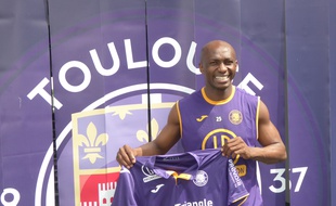 La recrue du TFC Stéphane Mbia lors de sa présentation au Stadium de Toulouse, le 24 août 2018.