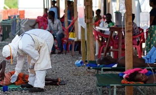Un centre pour malades touchés par le virus Ebola à Kenama, au Sierra Leone, le 15 novembre 2014